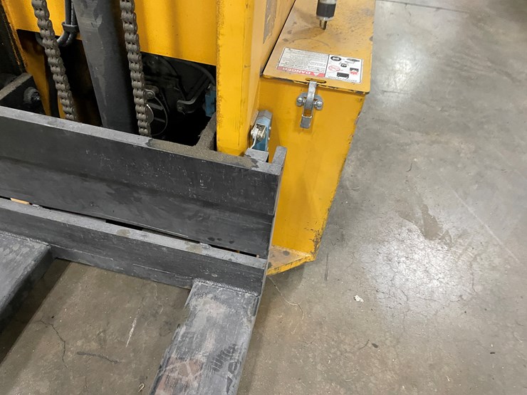 #8011-•-big-joe-electric-walk-behind-forklift-image-8