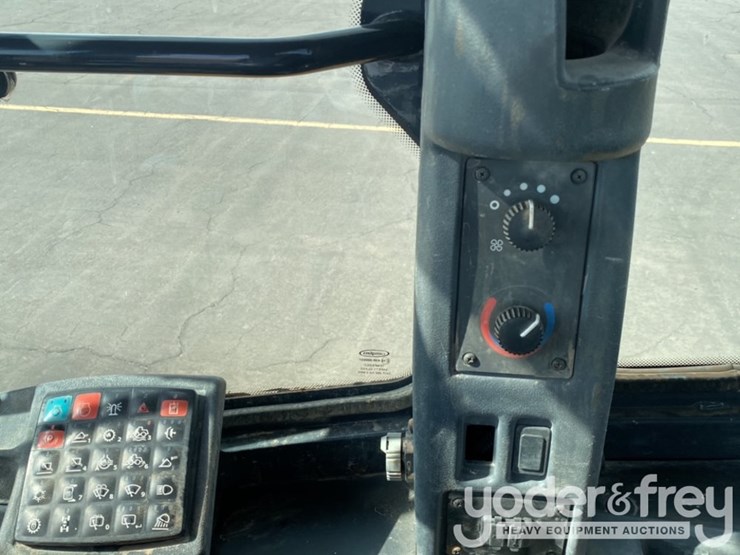 2018-deere-624k-image-32