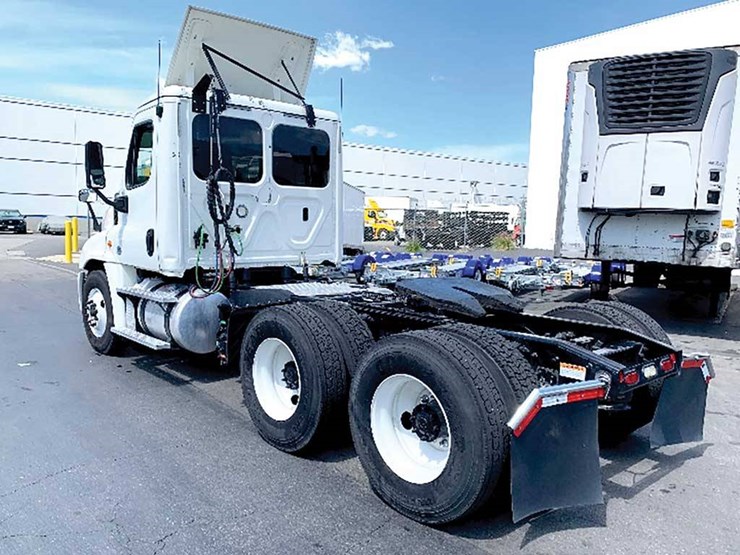 2018-freightliner-cascadia-125-image-2