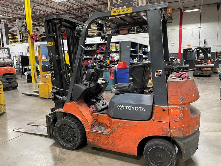 #8017-•-toyota-lp-powered-forklift-image-5