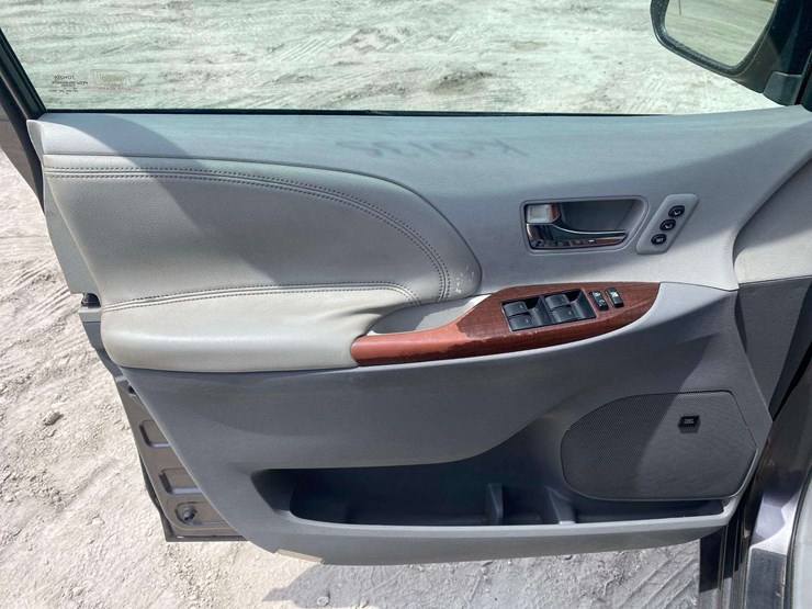 2011-toyota-sienna-image-11
