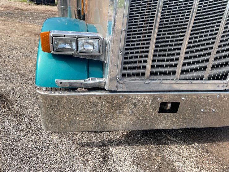 2004-peterbilt-379-image-40