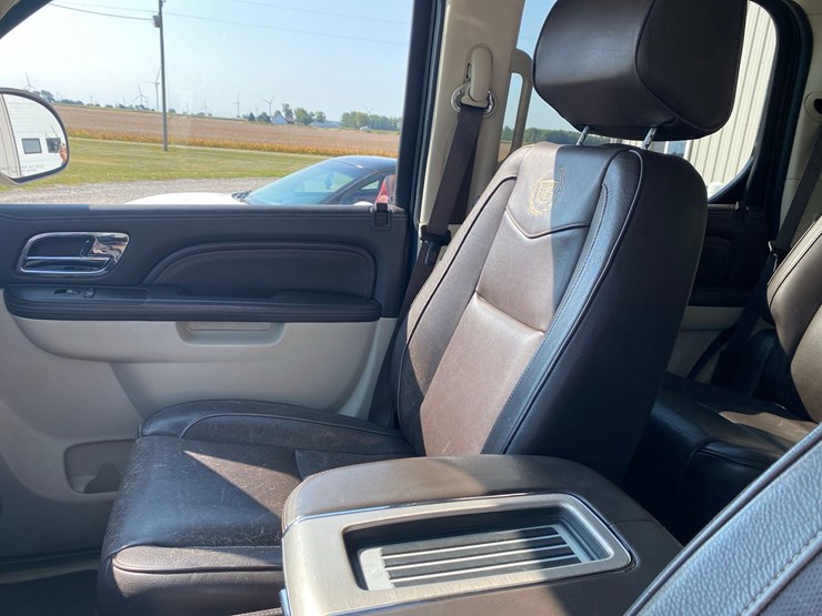 2013-cadillac-escalade-image-21