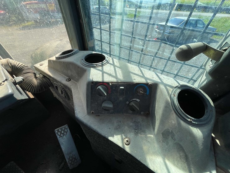 2000-john-deere-660-image-40