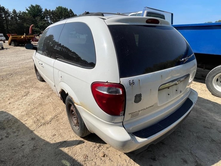 2005-chrysler-town-&-country-image-9