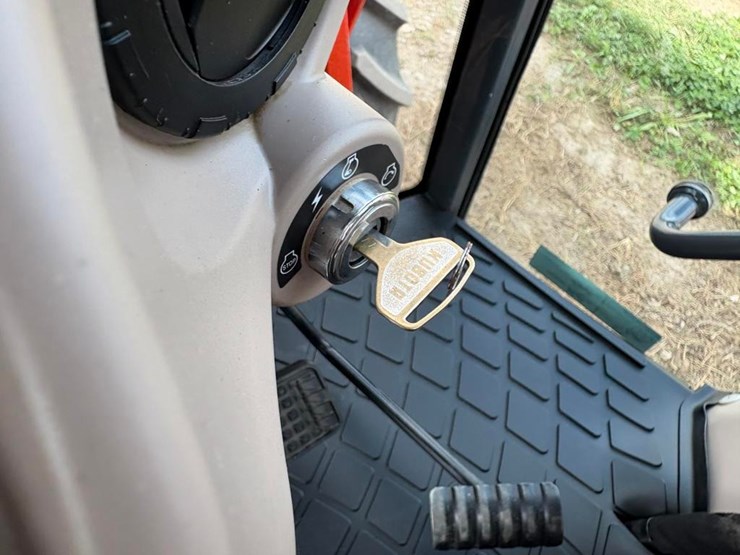 2022-kubota-m7060-image-31