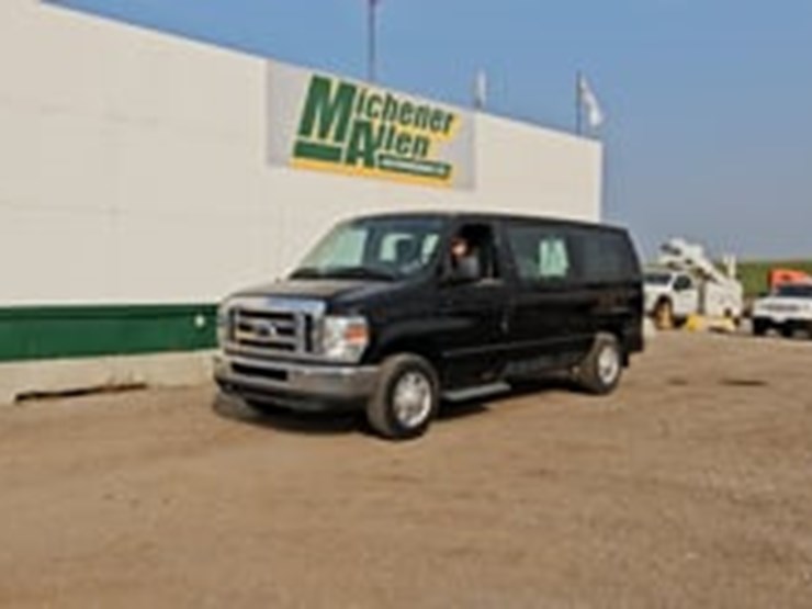 2014-ford-e-series-e-150-super-duty-4x2-3dr-passenger-van-image-5