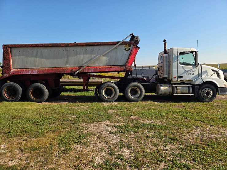 #2262-•-2007-volvo-semi-tractor-&-hilbilt-mfg.-trailer-(sheboygan,-wi)-image-3