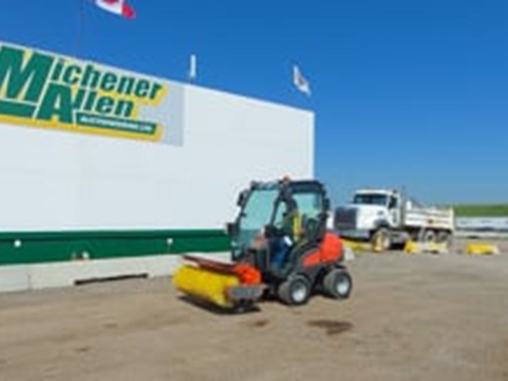 2020-husqvarna-p525d-sweeper-image-16