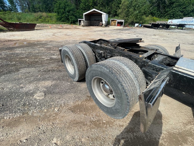 2004-peterbilt-379-image-15