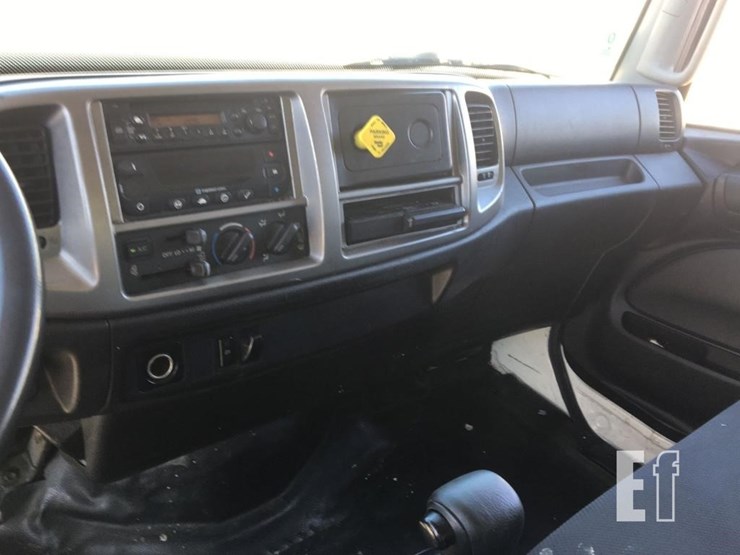 2013-hino-268-image-7