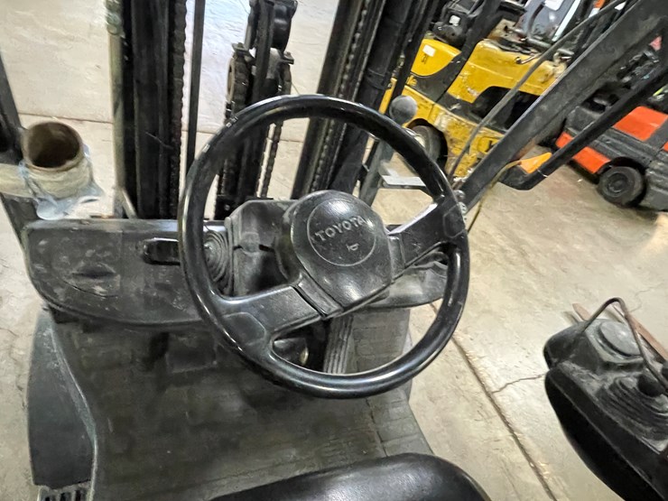 #8019-•-toyota-lp-powered-forklift-image-23