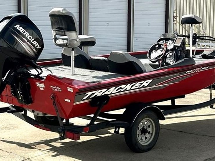 #208-•-2018-tracker-pro-175-team-txw-boat-image-4