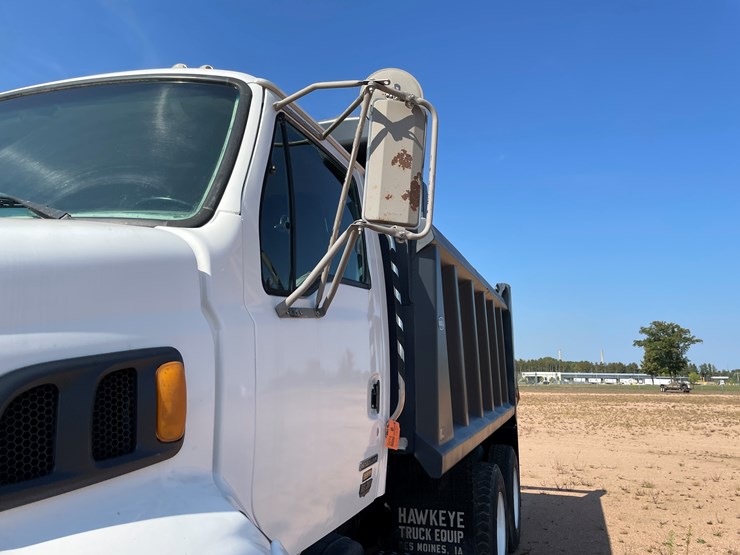 2005-sterling-lt9500-image-83