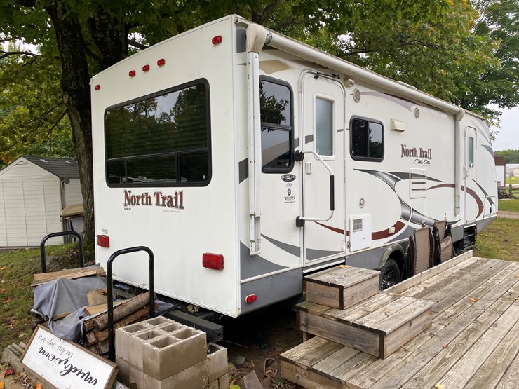 #3300-•-2012-north-trail-caliber-26lrss-camper-(has-mi-title)-(three-lakes,-wi)-image-8