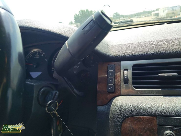 2007-chevrolet-suburban-image-11