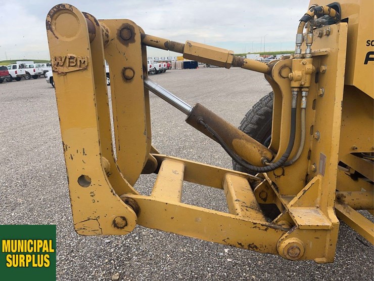 2011-caterpillar-160m-image-11