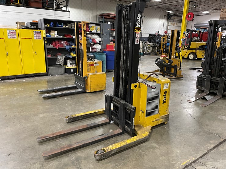 #8012-•-yale-electric-walk-behind-forklift-image-1