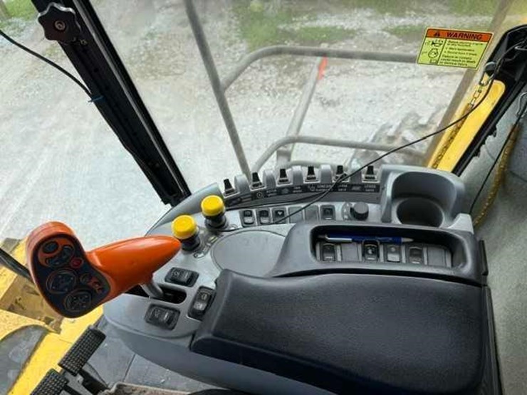 2011-new-holland-cr9065-image-10
