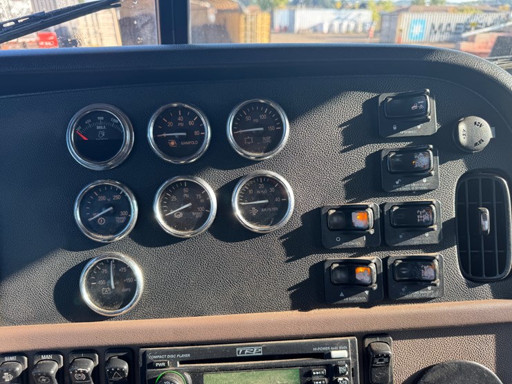 2013-peterbilt-389k-image-30