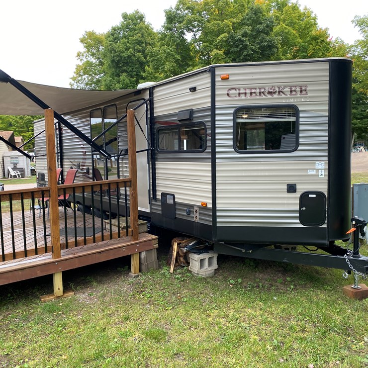 #3304 • 2016 Cherokee Limited 274VFK Camper (Has WI Title) (Three Lakes, WI)