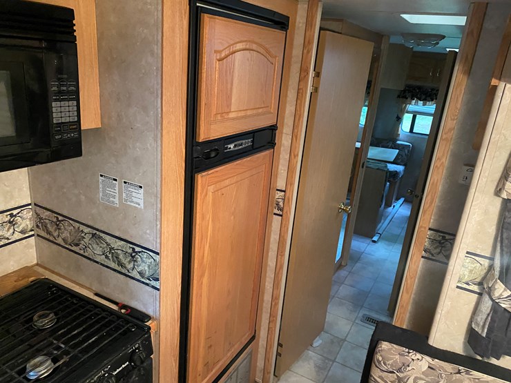 #3302-•-2004-k2-incorporated-sportsman-3803-camper-has-wi-title-(three-lakes,-wi)-image-16