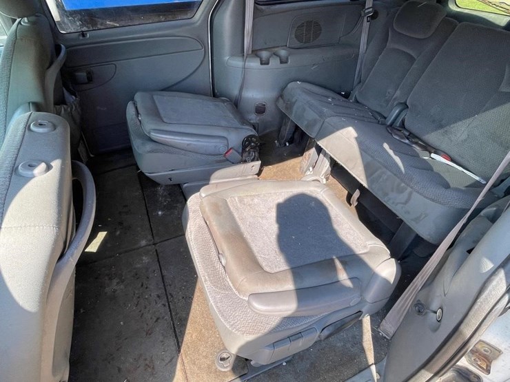 2005-chrysler-town-&-country-image-10