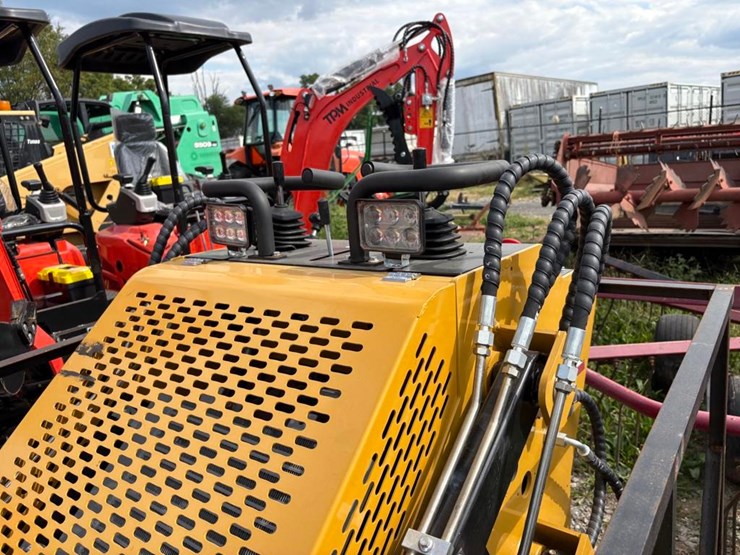 agt-mx-crt23-compact-track-loader-image-6