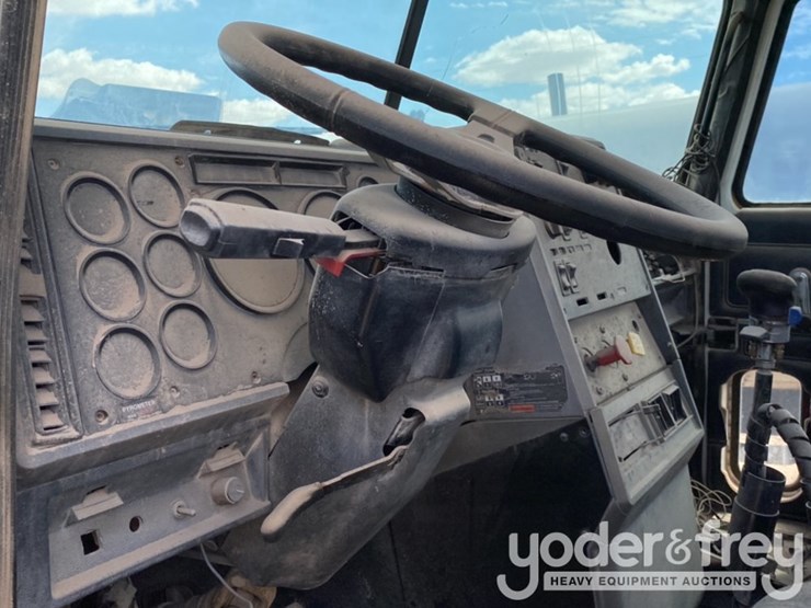 2000-mack-ch613-image-27