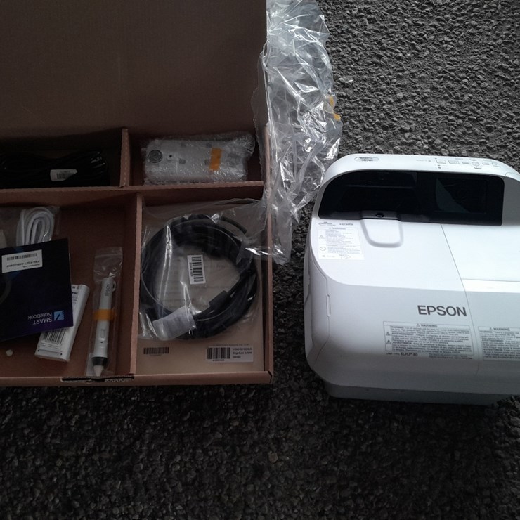 LOT#--ESPON BRIGHTLINK 585wi PROJECTOR