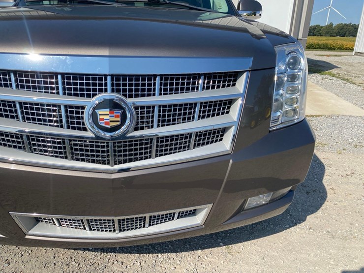 2013-cadillac-escalade-image-51