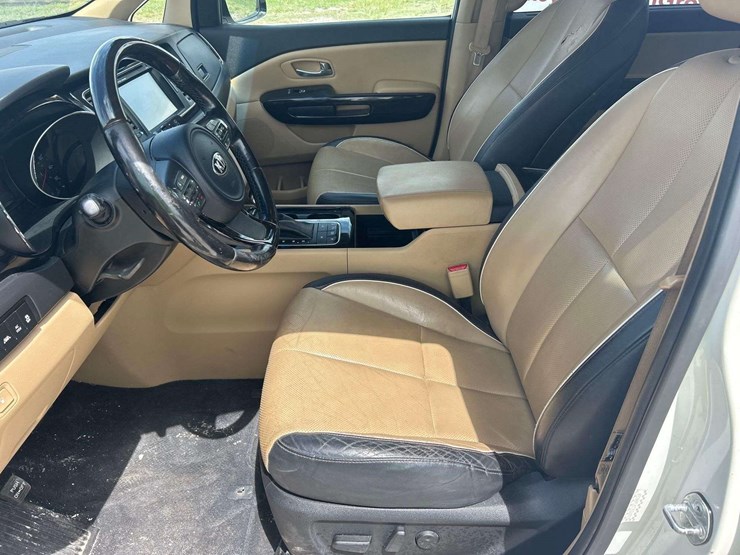 2015-kia-sedona-image-14