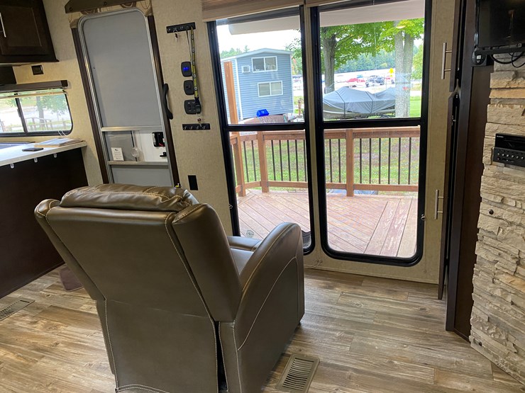 #3304-•-2016-cherokee-limited-274vfk-camper-(has-wi-title)-(three-lakes,-wi)-image-47
