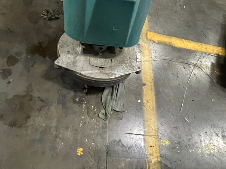 #7161-•-tennant-5280-floor-scrubber-image-16