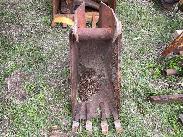 #1134-•-4-tooth-backhoe-bucket-image-2