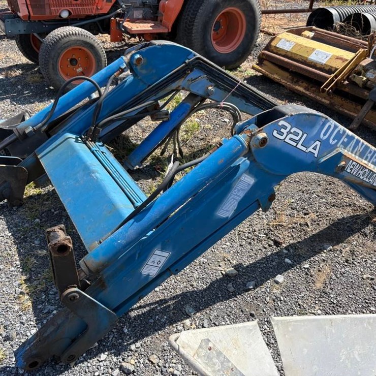 NEW HOLLAND 32LA