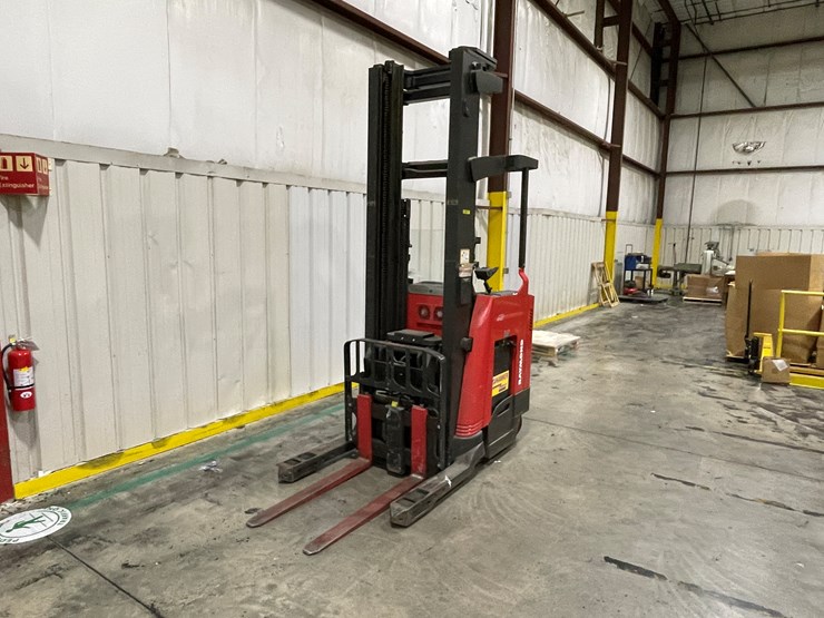 #7153-•-raymond-electric-forklift-image-1