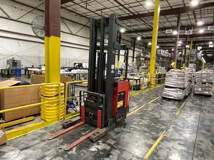 #7154-•-raymond-electric-forklift-image-1