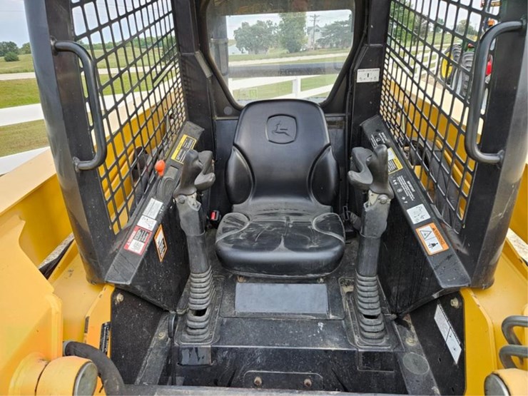 john-deere-325-image-16