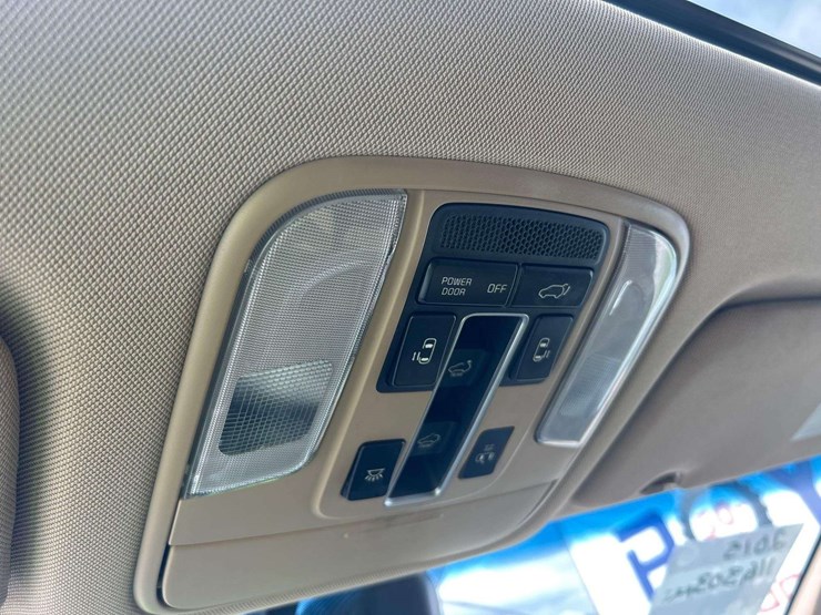 2015-kia-sedona-image-27