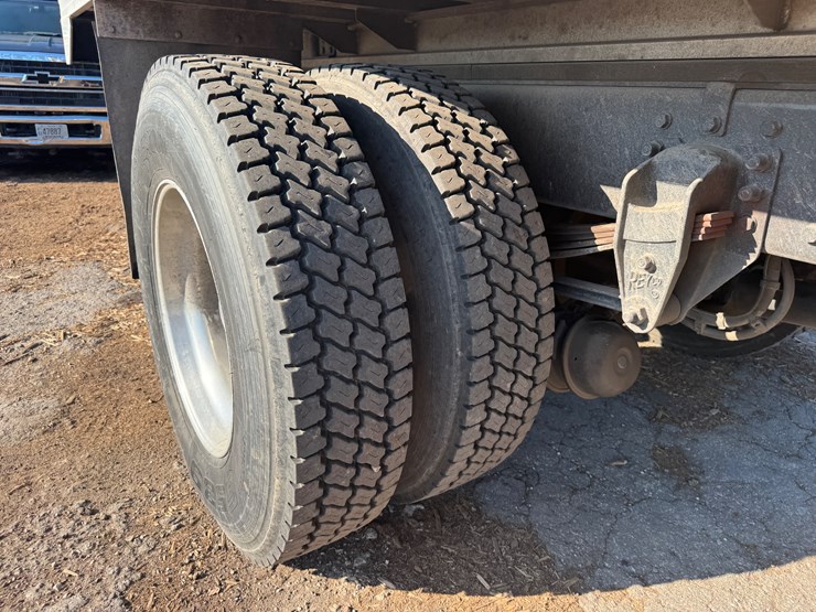 2008-peterbilt-335-image-20