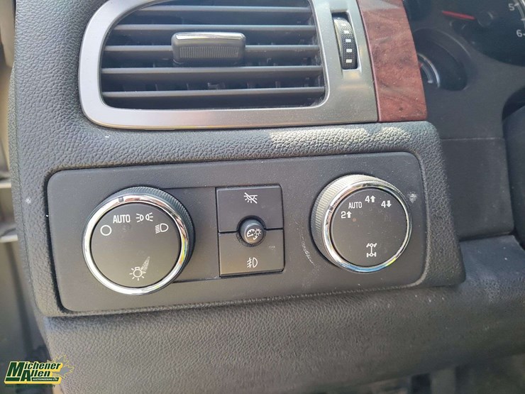 2007-chevrolet-suburban-image-12