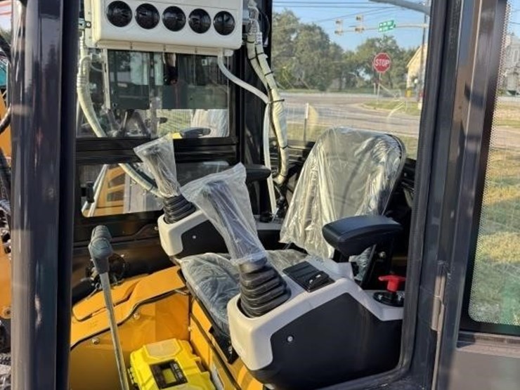 agt,-qk18rsx-c,-15hp-gas-powered,-enclosed-cab,-image-4