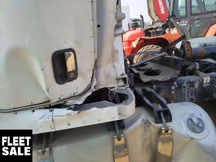 2015-peterbilt-388-image-32