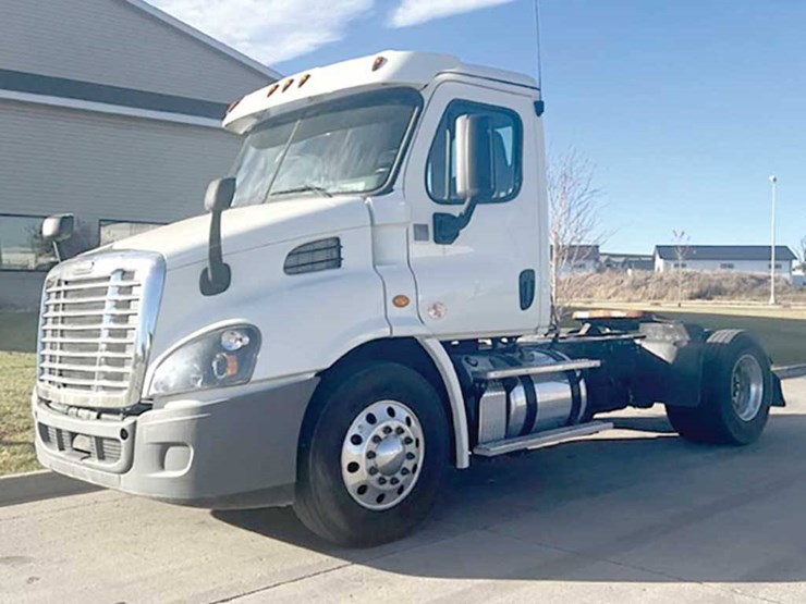 2016-freightliner-cascadia-113-image-1