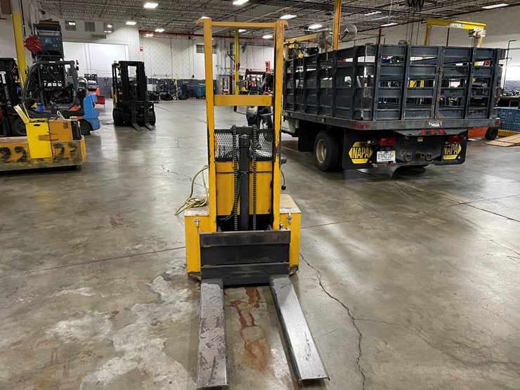 #8015-•-big-joe-electric-walk-behind-forklift-image-2