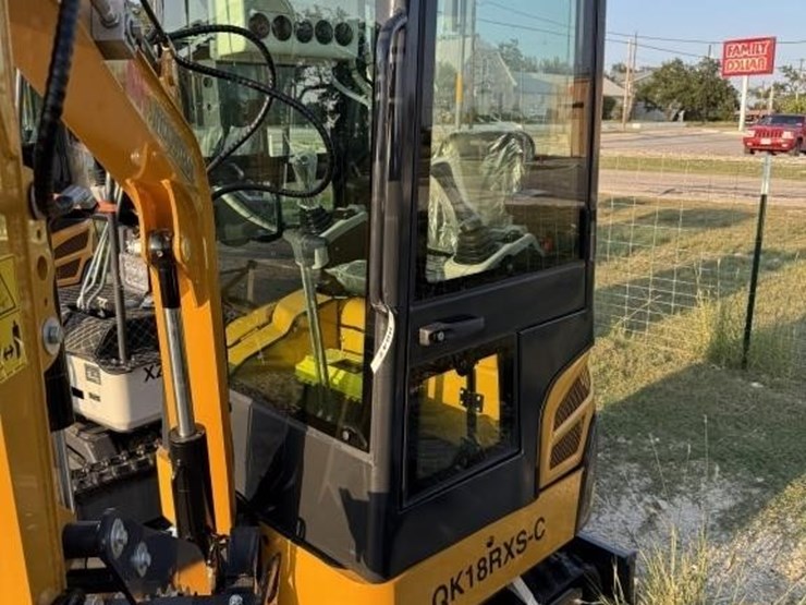agt,-qk18rsx-c,-15hp-gas-powered,-enclosed-cab,-image-3