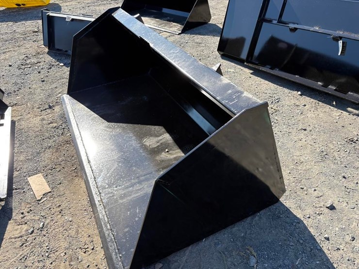78in-large-capacity-bucket-image-3