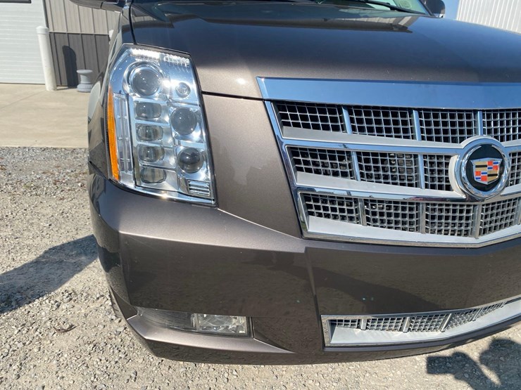 2013-cadillac-escalade-image-52