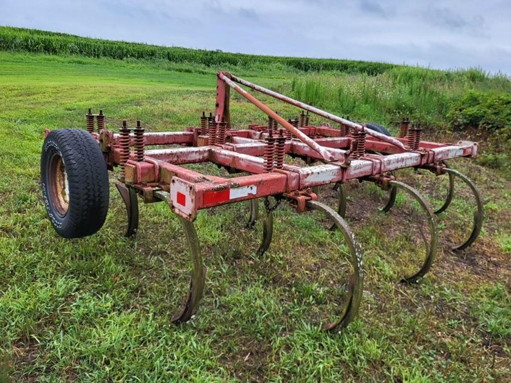 white-12-shank-chisel-plow-image-3